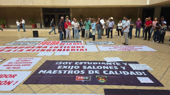 “Fuera Madueña”, jubilados y estudiantes de la UAS se manifiestan en Palacio de Gobierno en Culiacán, Sinaloa