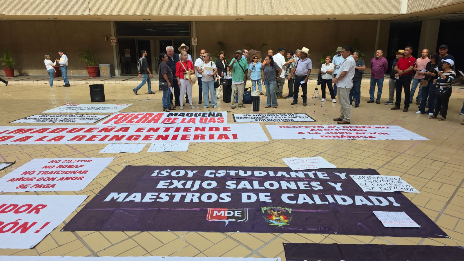 Jubilados y estudiantes de la UAS se manifiestan en Palacio de Gobierno en Culiacán