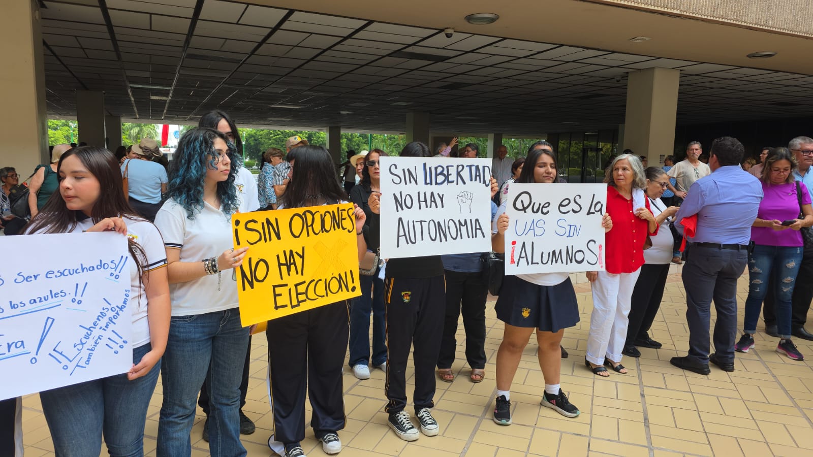 Jubilados y estudiantes de la UAS se manifiestan en Palacio de Gobierno en Culiacán