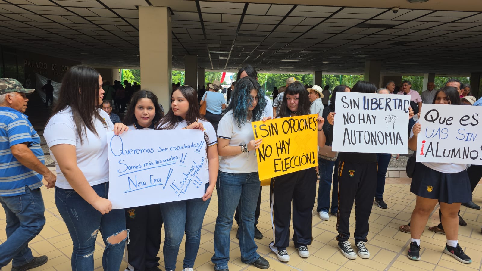 Jubilados y estudiantes de la UAS se manifiestan en Palacio de Gobierno en Culiacán