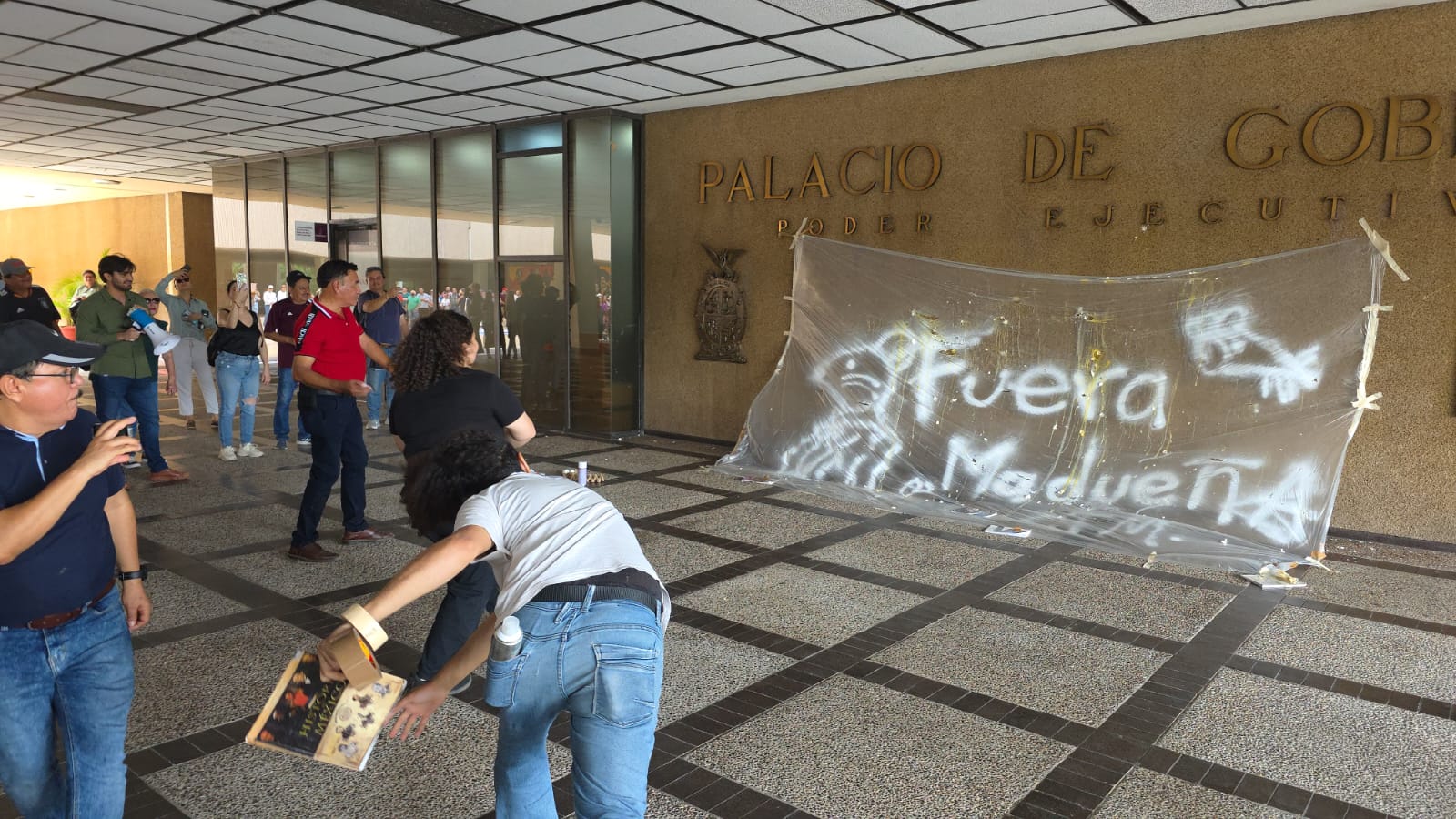 Jubilados y estudiantes de la UAS se manifiestan en Palacio de Gobierno en Culiacán