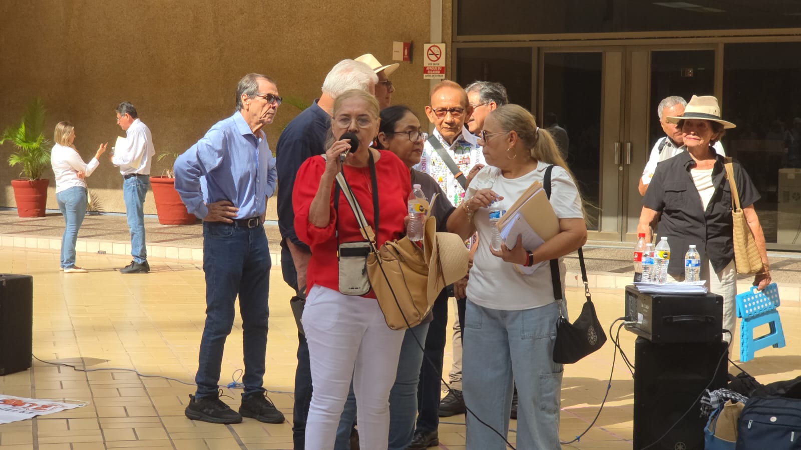 Jubilados y estudiantes de la UAS se manifiestan en Palacio de Gobierno en Culiacán
