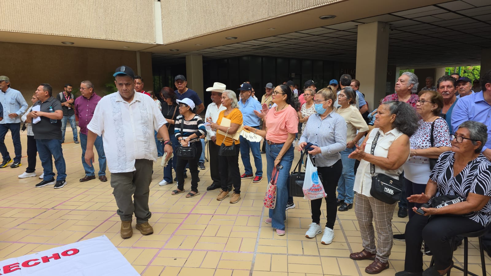 Jubilados y estudiantes de la UAS se manifiestan en Palacio de Gobierno en Culiacán