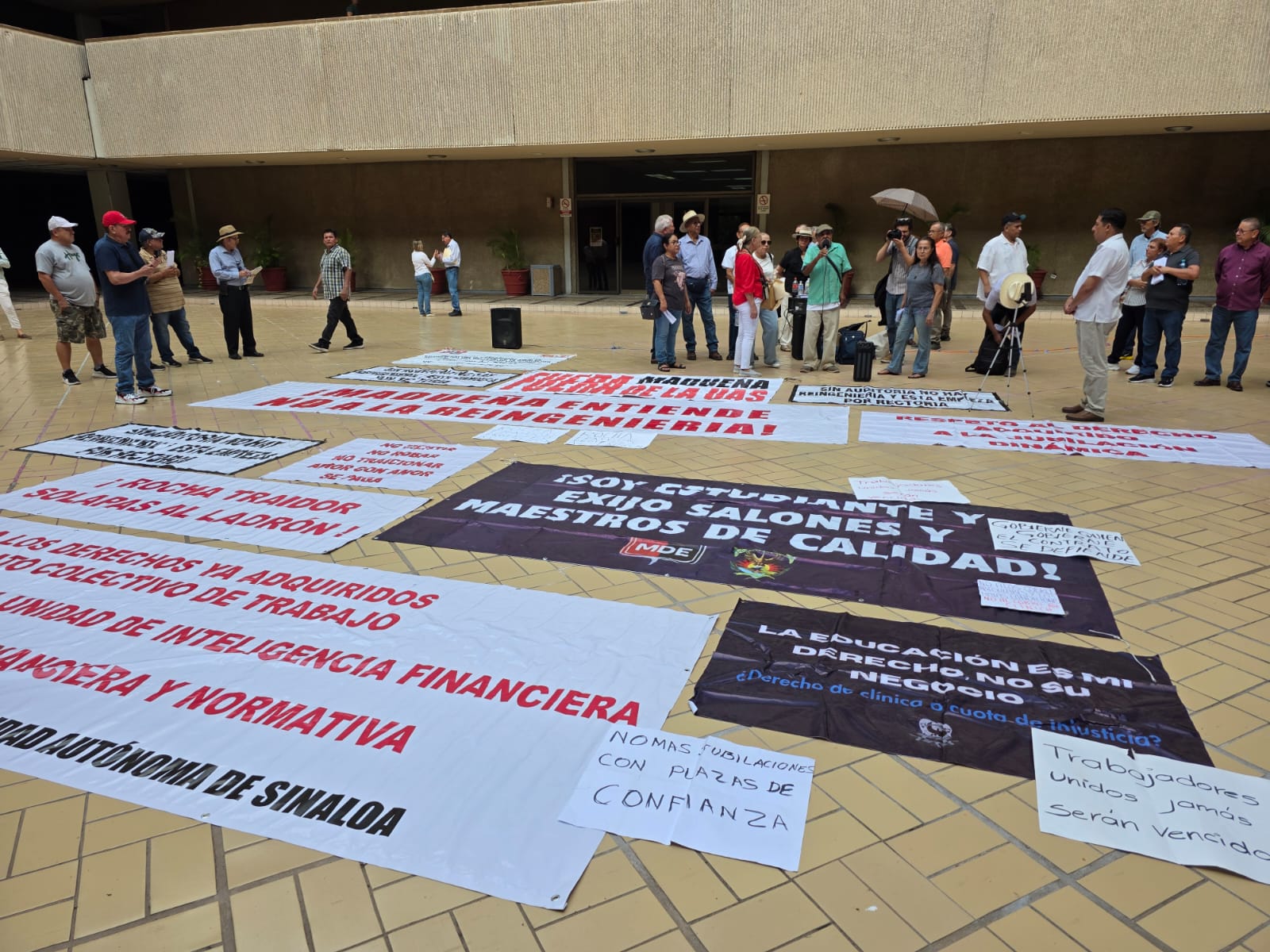 Jubilados y estudiantes de la UAS se manifiestan en Palacio de Gobierno en Culiacán