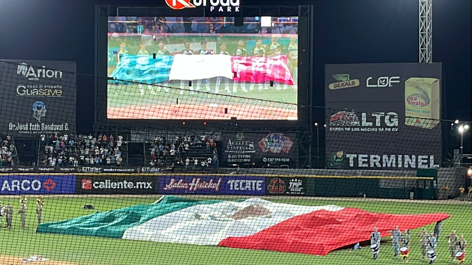 Juego inaugural de los Algodoneros de Guasave en el Kuroda Park