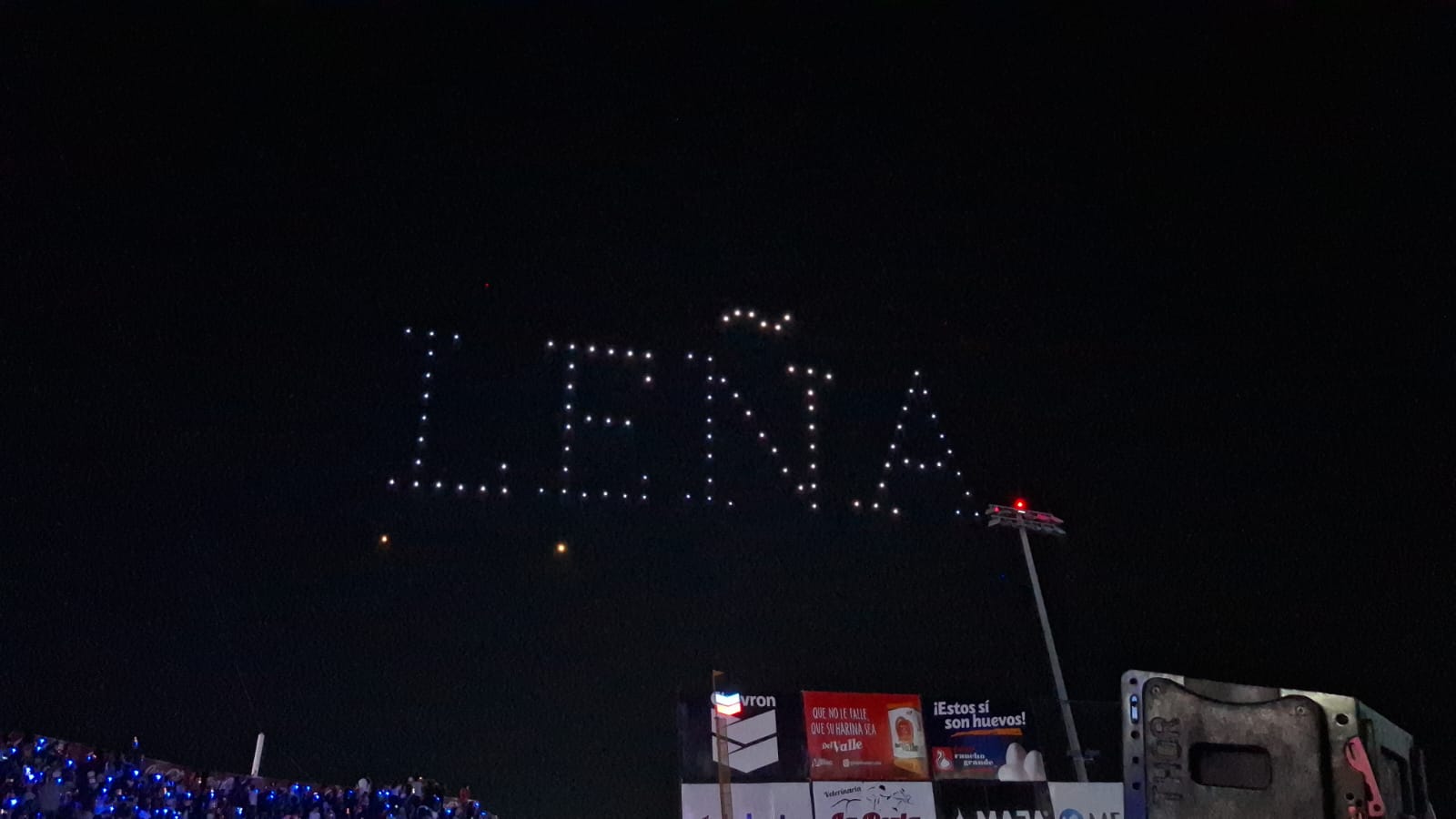 Show de luces en el juego inaugural de los Cañeros de Los Mochis en el Chevron Park