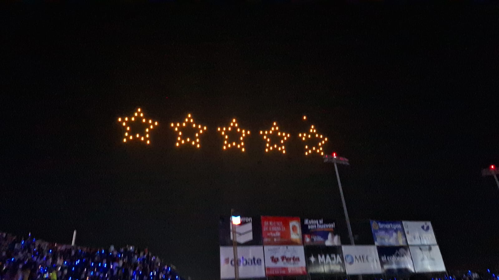 Show de luces en el juego inaugural de los Cañeros de Los Mochis en el Chevron Park