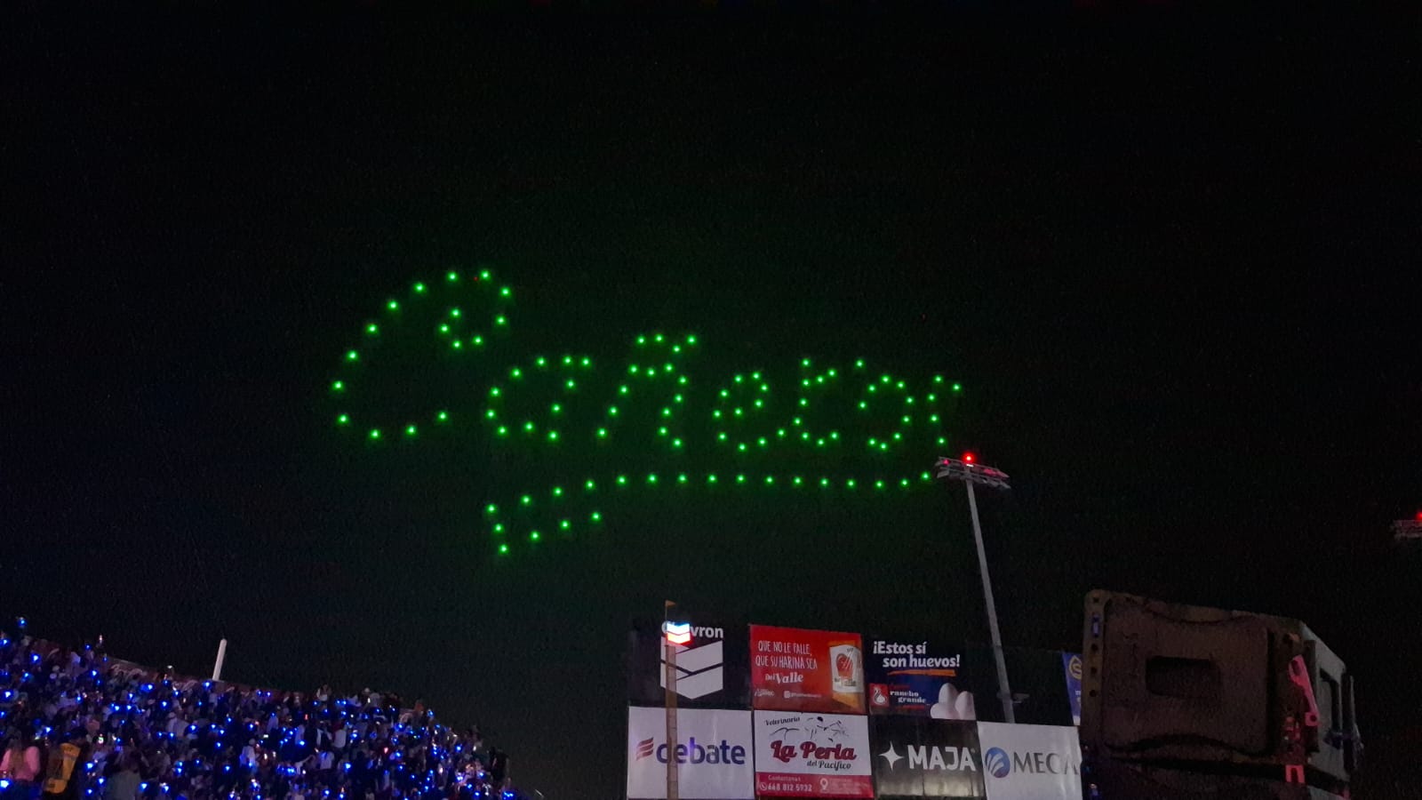 Show de luces en el juego inaugural de los Cañeros de Los Mochis en el Chevron Park