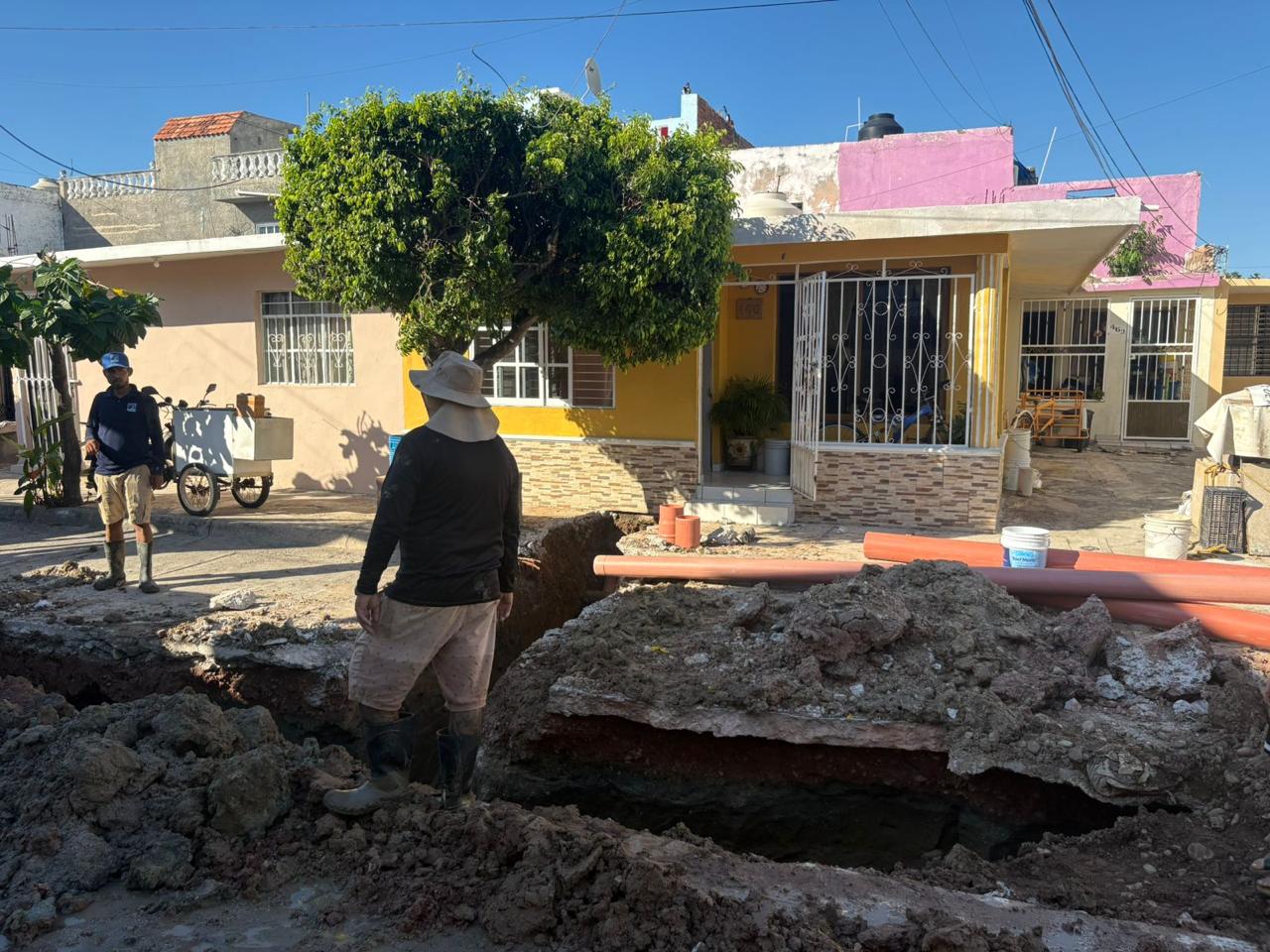 Trabajos de reposición sanitaria en Infonavit Playas, Mazatlán, Sin.
