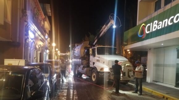 Atiende Jumapam problema de drenaje en el Centro Histórico de Mazatlán, Sinaloa; encuentran piedras y grasa