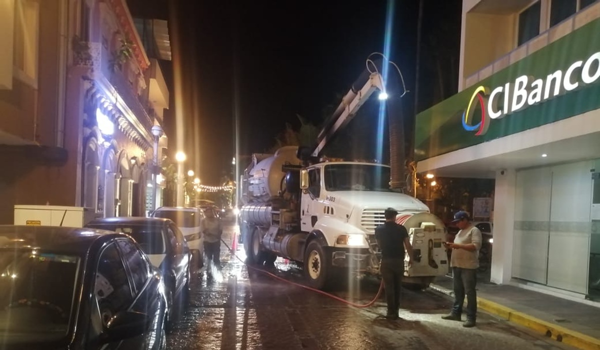 Jumapam atiende drenaje colapsado en Centro Histórico en Mazatlán