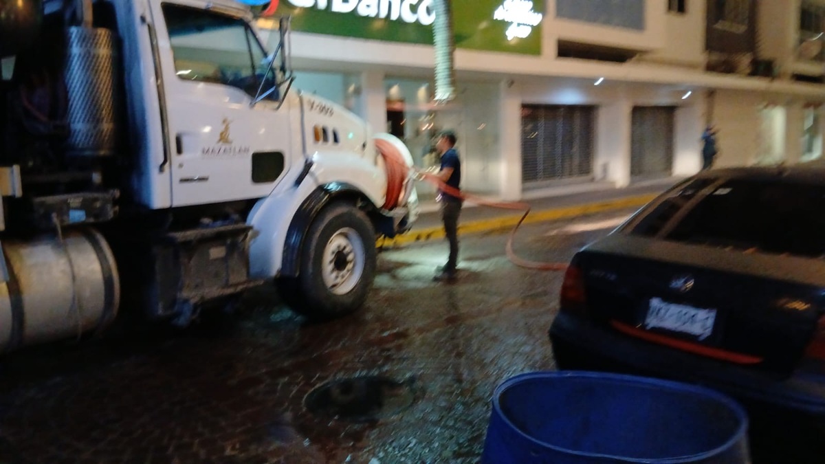 Jumapam atiende drenaje colapsado en Centro Histórico en Mazatlán