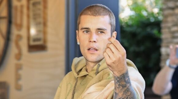 Video viral | Justin Bieber se emociona y toca al ritmo de la banda sinaloense