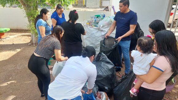 Papás del kínder de Prado Bonito en Guamúchil, Sinaloa, se ponen las “pilas” por el bienestar de sus hijos