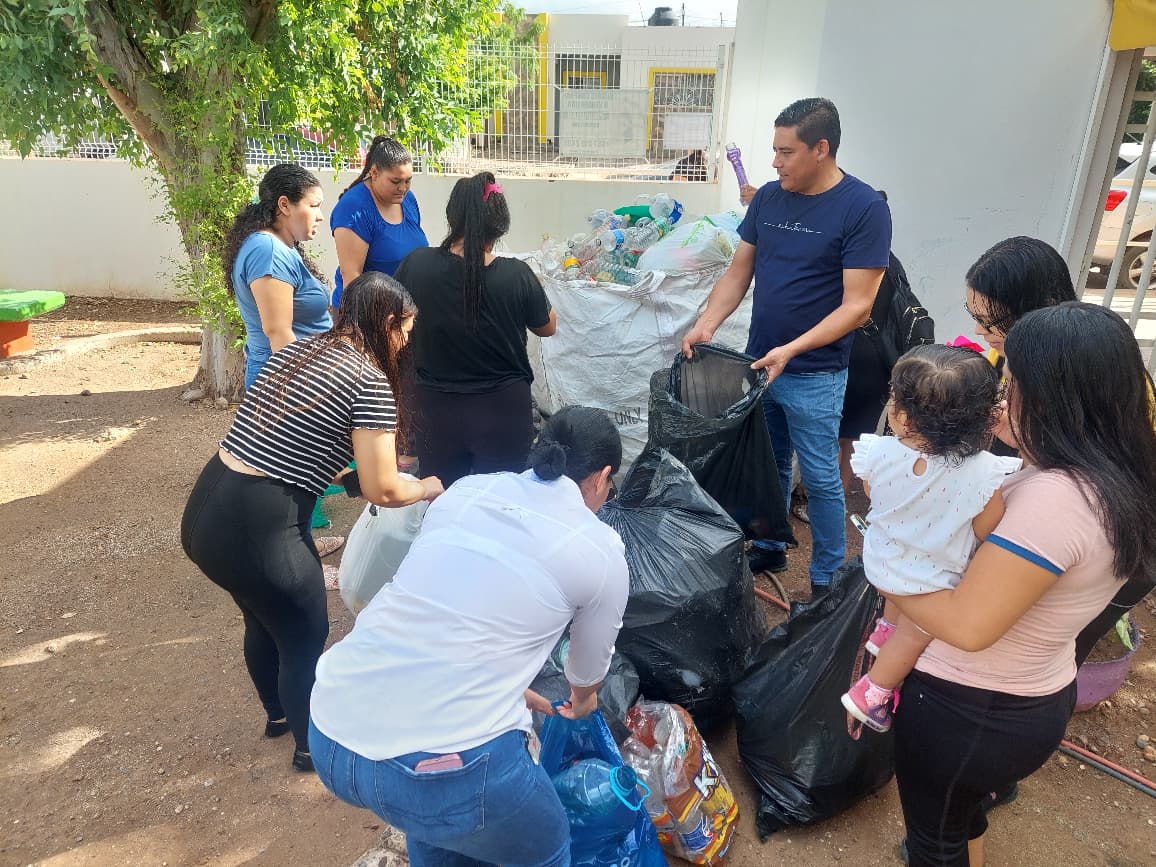 Padres de familia realizan reciclaje en kínder Prado Bonito de Guamúchil, Sin.