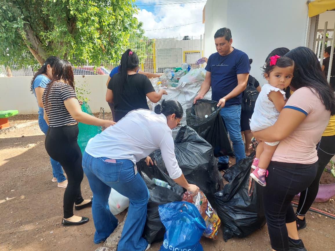 Padres de familia realizan reciclaje en kínder Prado Bonito de Guamúchil, Sin.