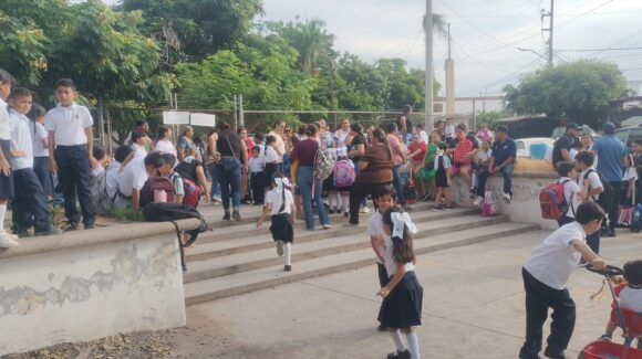 Padres de familia toman la primaria Francisco Villa y bloquean la calle Pedro Anaya en protesta por robo de cableado en Los Mochis, Sinaloa