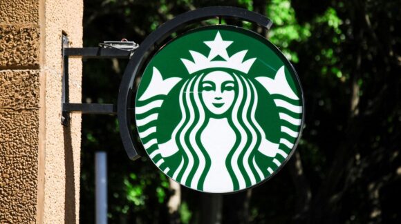 Starbucks prepara el lanzamiento de una nueva colección en ‘venta híbrida’; checa los artículos y sus precios