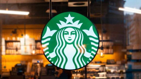 ¡Abracadabra! Starbucks sorprende con nueva taza y Stanley para el Día de Brujas