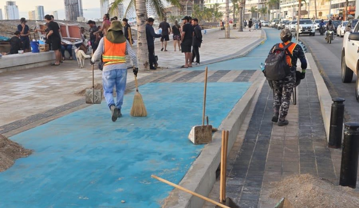Limpian Malecón de Mazatlán tras efectos del fenómeno "Priscilla"