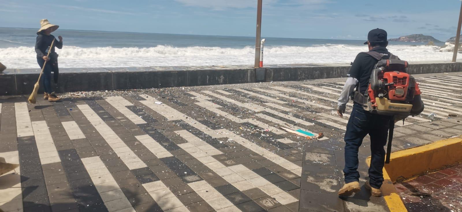 Limpian Malecón de Mazatlán tras efectos del fenómeno "Priscilla"