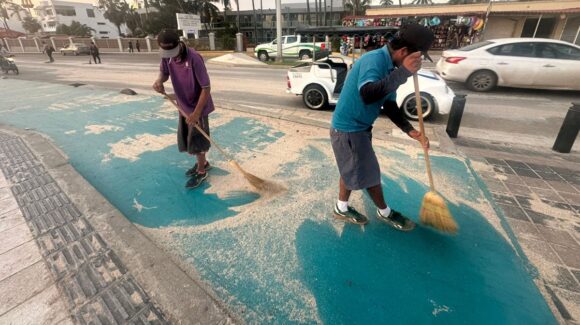 Por el alto oleaje en Mazatlán, Sinaloa, Gobierno Municipal atiende con limpieza en la zona del malecón