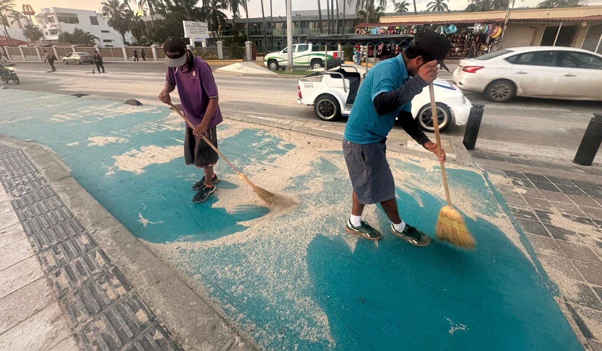 Limpian Malecón de Mazatlán tras efectos del fenómeno "Priscilla"