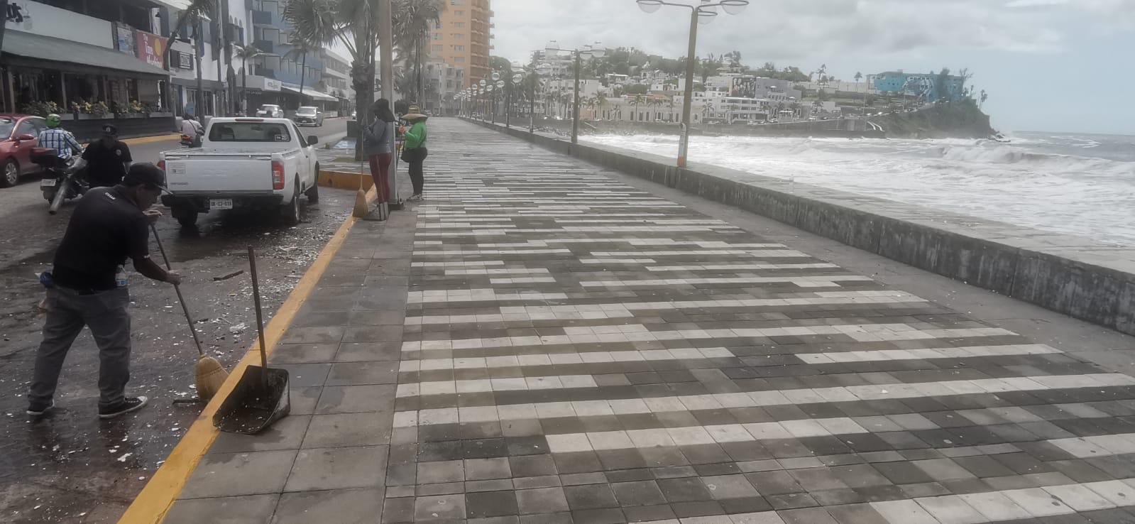 Limpian Malecón de Mazatlán tras efectos del fenómeno "Priscilla"