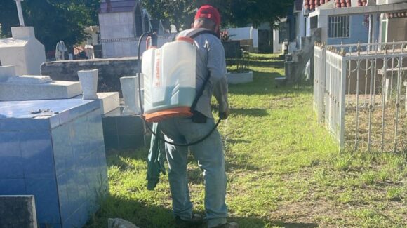 Inician preparativos en panteones de Mazatlán, Sinaloa, para el Día de Muertos