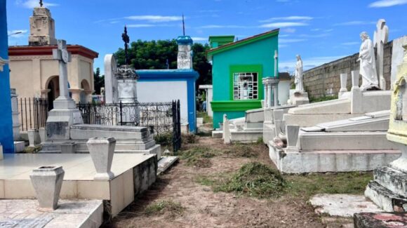 Preparan el panteón Benito Juárez de Escuinapa, Sinaloa, para Día de Muertos con labores de limpieza y mantenimiento