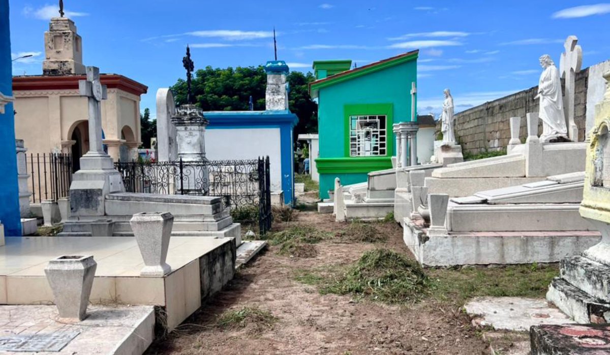 Limpieza en el panteón Benito Juárez en Escuinapa, Sinaloa