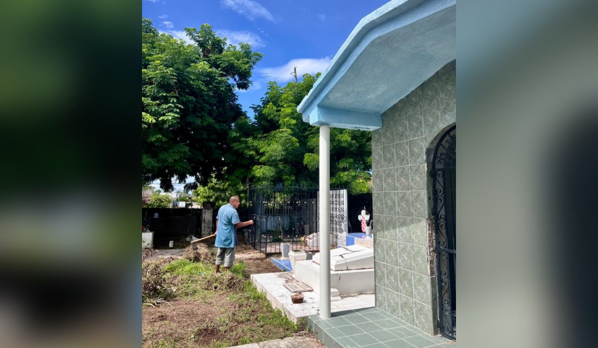 Limpieza en el panteón Benito Juárez en Escuinapa, Sinaloa