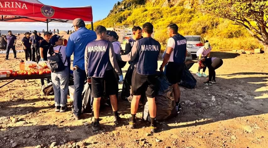 Realizan limpieza en la escollera del Faro de Mazatlán, Sin.