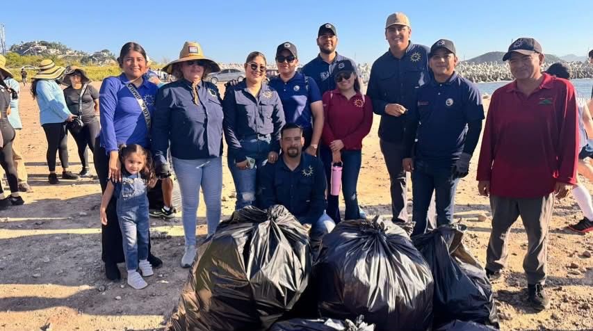 Realizan limpieza en la escollera del Faro de Mazatlán, Sin.