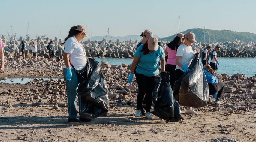 Realizan limpieza en la escollera del Faro de Mazatlán, Sin.