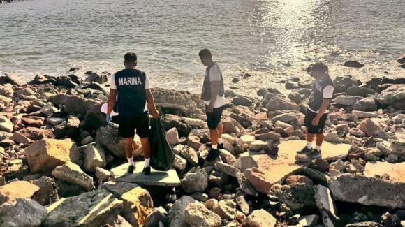 Más de 150 voluntarios limpian la escollera del faro de Mazatlán, Sinaloa; recolectan 400 kilos de basura
