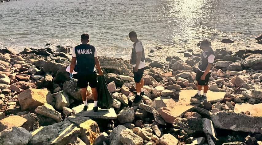 Realizan limpieza en la escollera del Faro de Mazatlán, Sin.