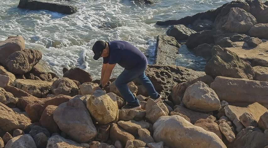 Realizan limpieza en la escollera del Faro de Mazatlán, Sin.