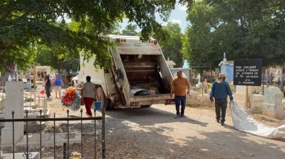 Trabajan a marchas forzadas Servicios Públicos con cuadrillas de limpieza en panteones del municipio de Ahome, Sinaloa