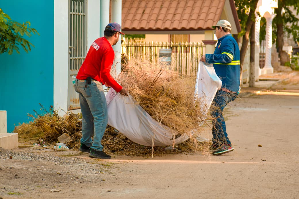 Sindicalizados limpiezan panteón municipal viejo de Guamúchil previo a Día de Muertos