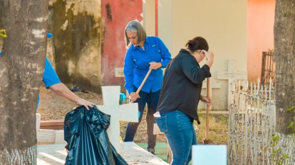 Colaboran empleados sindicalizados del Ayuntamiento de Salvador Alvarado en la limpieza del panteón municipal viejo