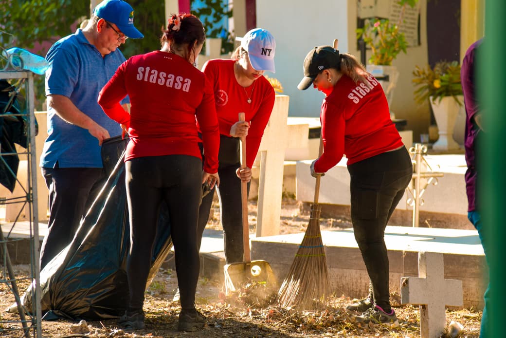 Sindicalizados limpiezan panteón municipal viejo de Guamúchil previo a Día de Muertos