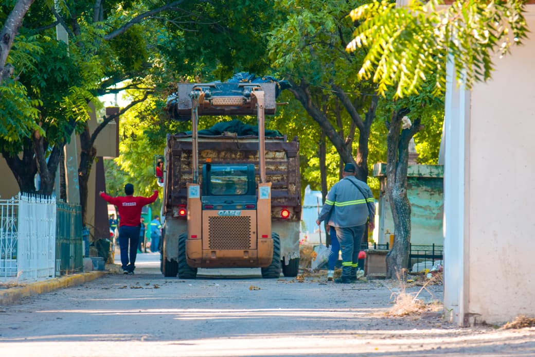 Sindicalizados limpiezan panteón municipal viejo de Guamúchil previo a Día de Muertos