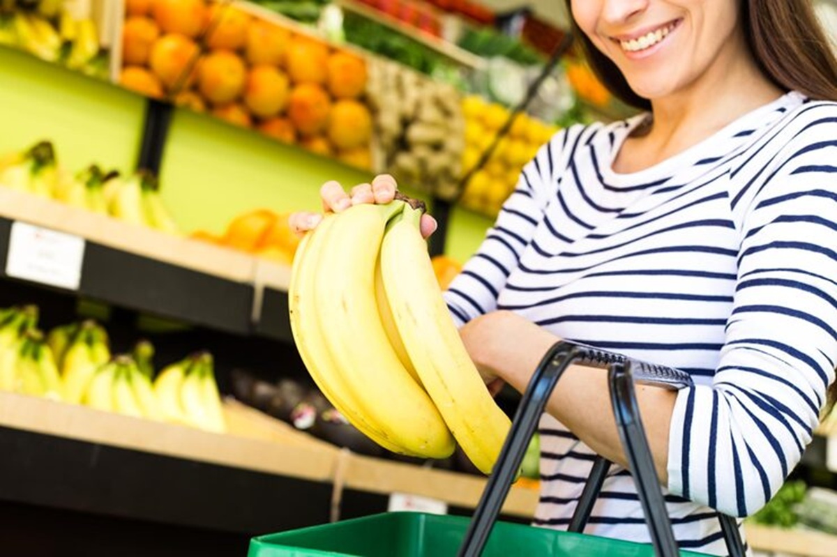 Compras en el super de frutas y verduras