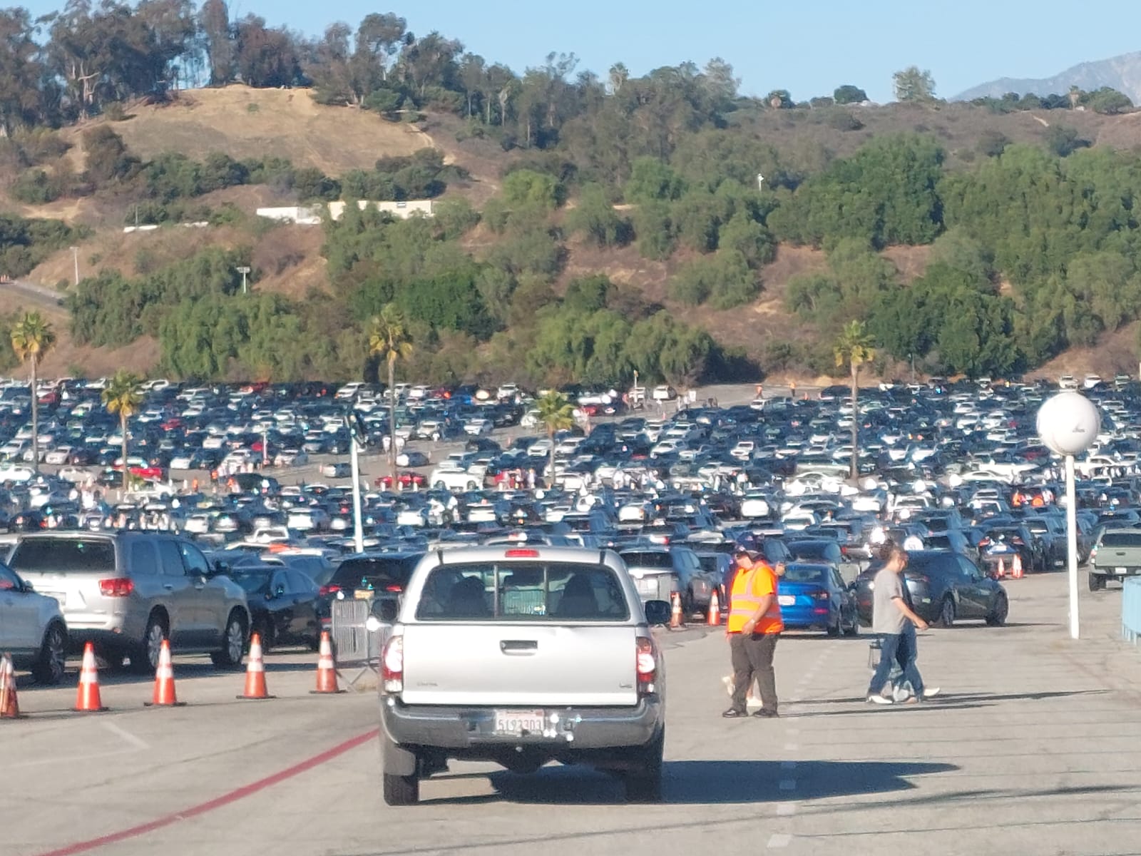 Aficionados llegan al estadio de Dodgers de Los Ángeles por la Serie Mundial