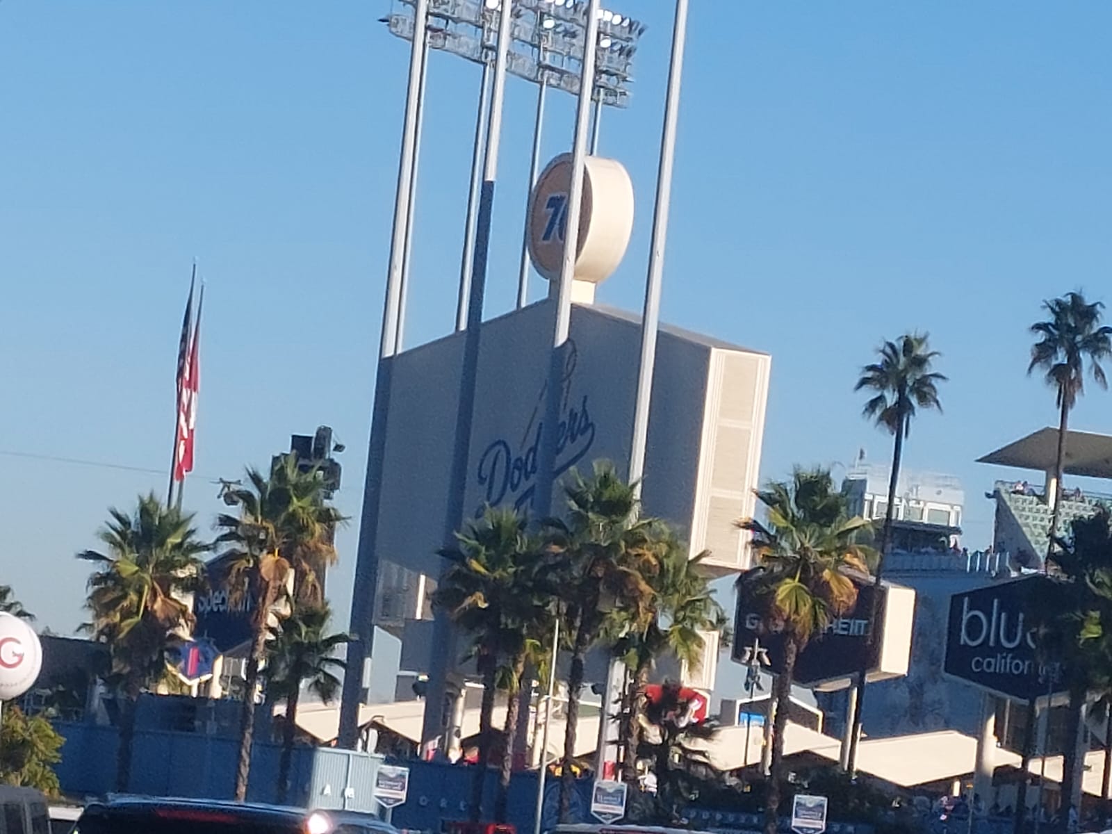 Aficionados llegan al estadio de Dodgers de Los Ángeles por la Serie Mundial