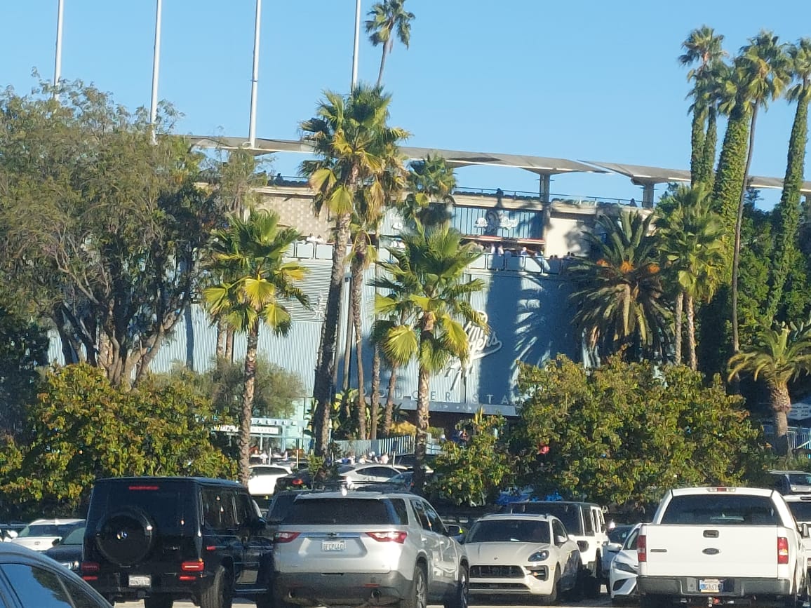 Aficionados llegan al estadio de Dodgers de Los Ángeles por la Serie Mundial