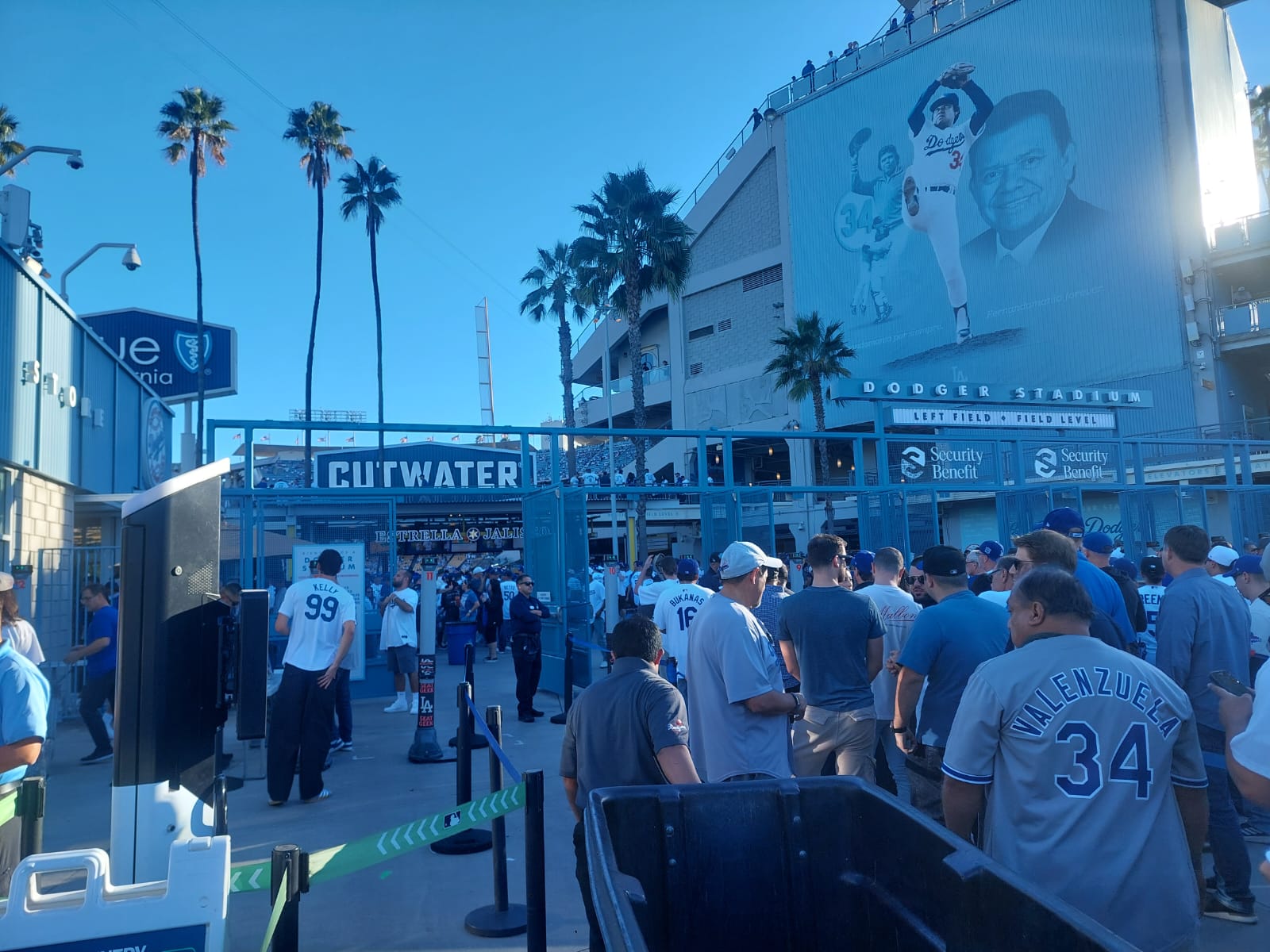 Aficionados llegan al estadio de Dodgers de Los Ángeles por la Serie Mundial