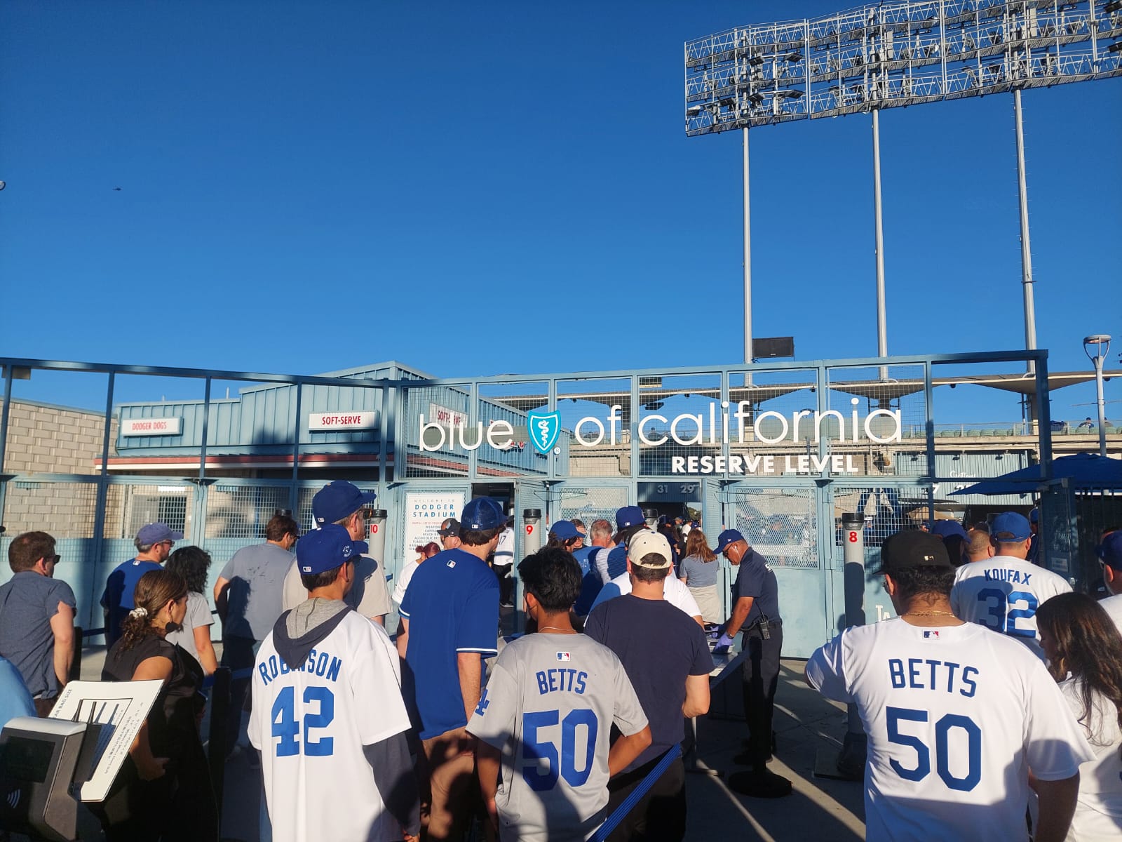 Aficionados llegan al estadio de Dodgers de Los Ángeles por la Serie Mundial