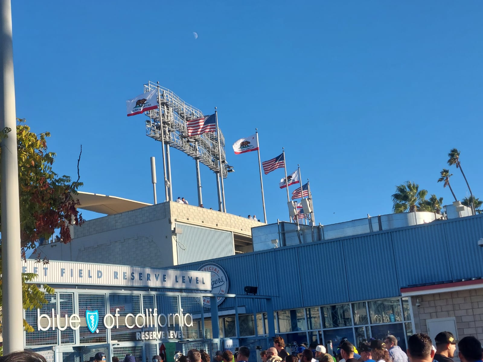 Aficionados llegan al estadio de Dodgers de Los Ángeles por la Serie Mundial